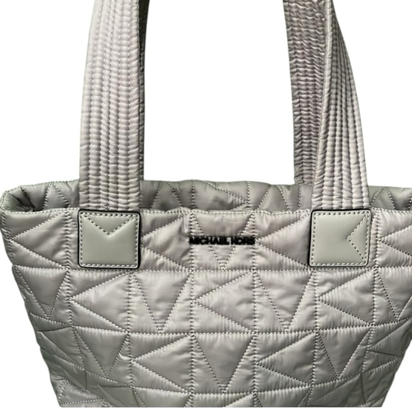 Michael Kors Winnie Small Quilted Shoulder Tote NWT - Picture 3 of 7